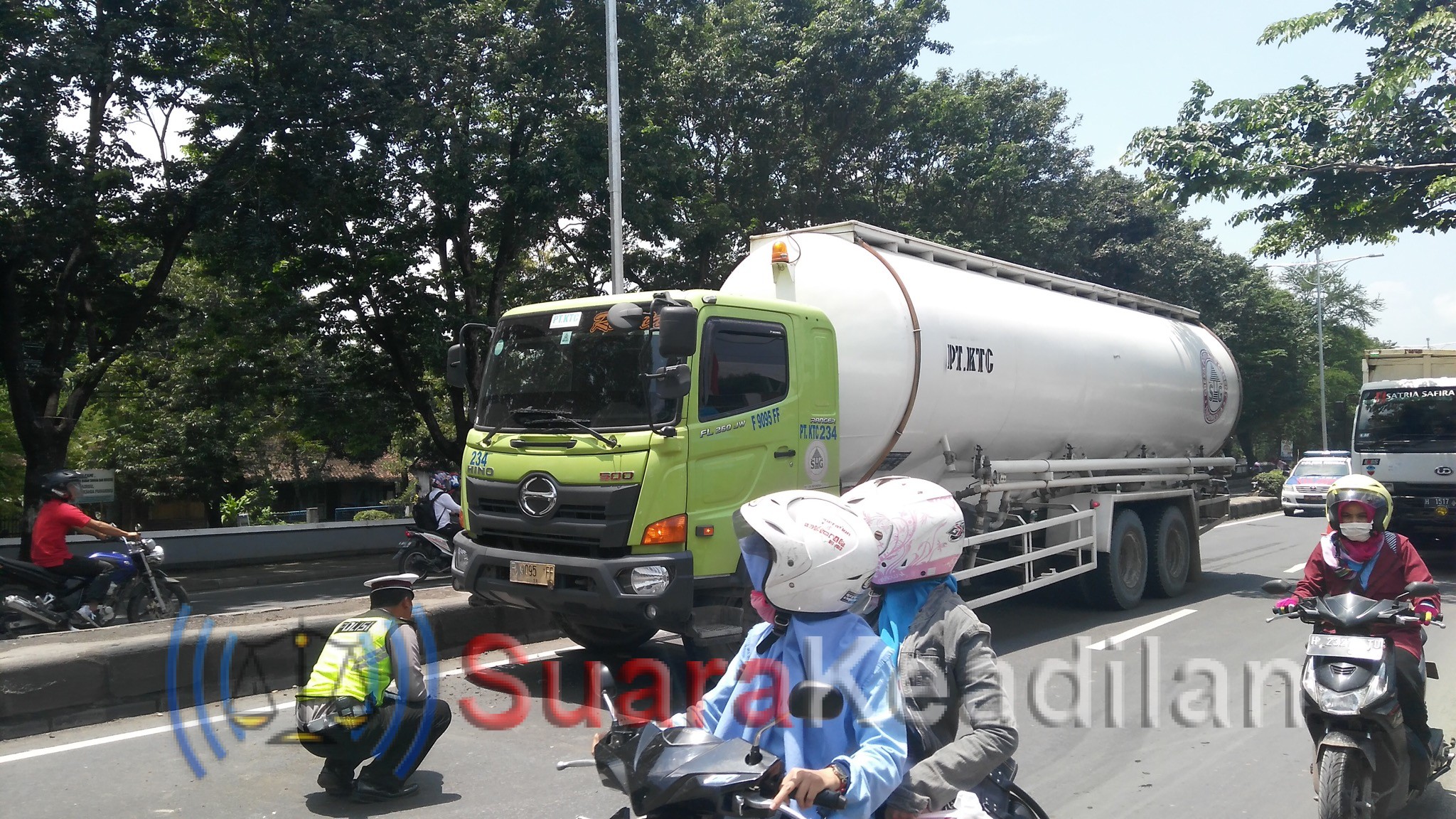 As Truk Bermuatan Semen Cair Putus, Pantura Macet