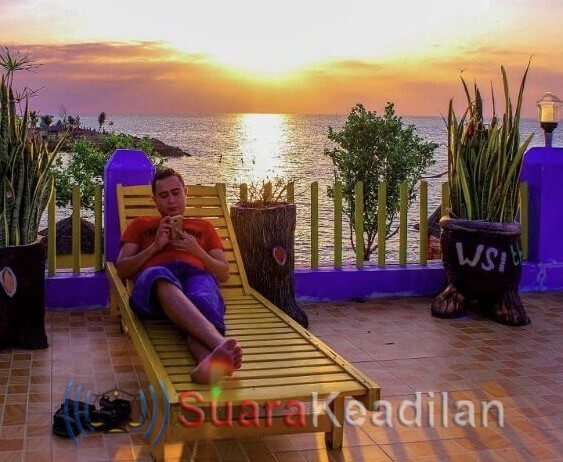 Asyiknya Ngabuburit Sambil Menikmati Sunset Di Pantai Cahaya