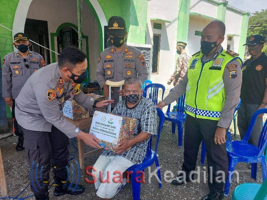 Polres Kendal Bagikan 50 Paket Sembako Di Dukuh Seneng