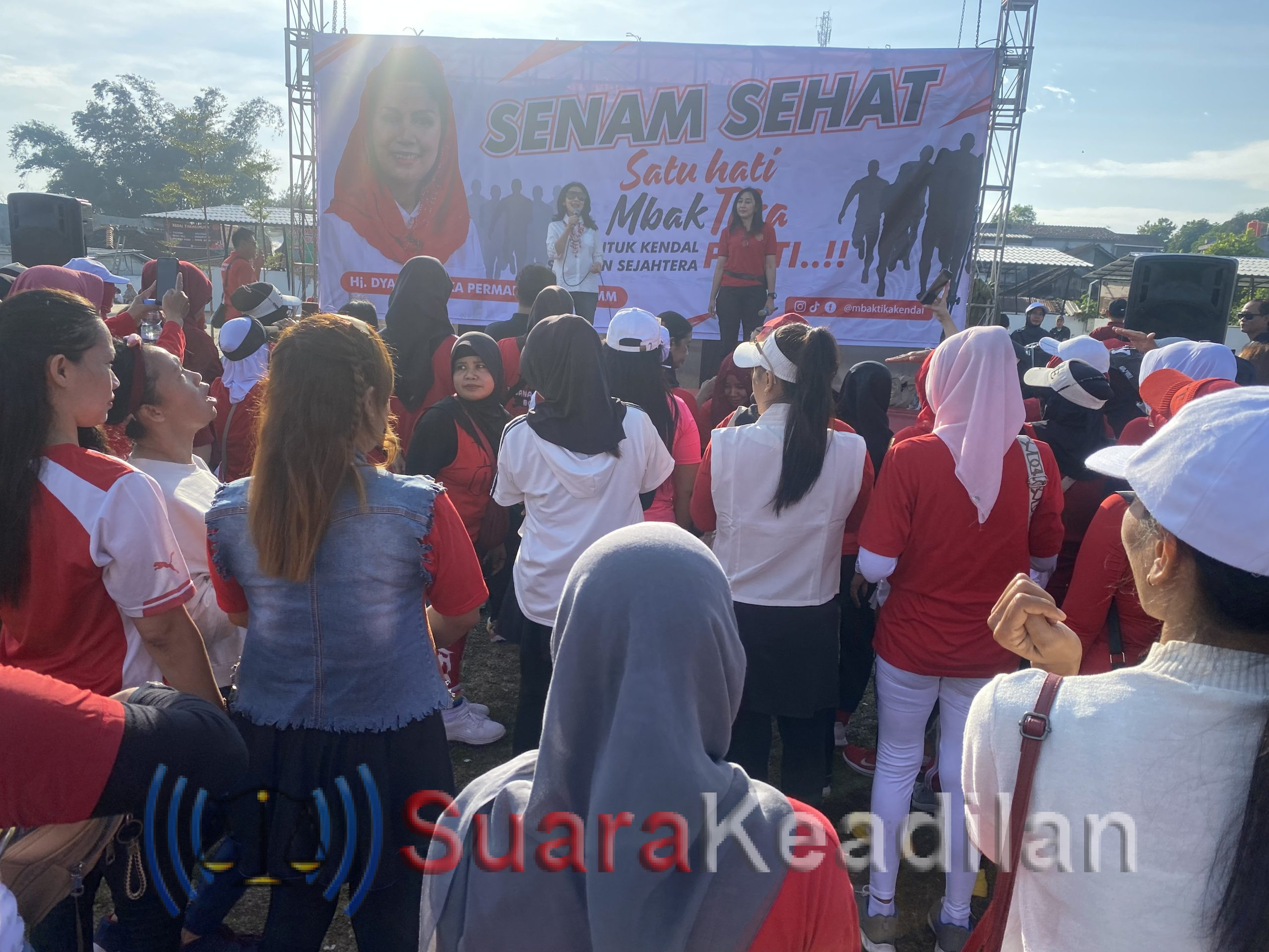 Senam Mbak Tika Di RTH Boja ‘Meledak’, Ribuan Emak-Emak Teriakan Mbak Tika Bupati