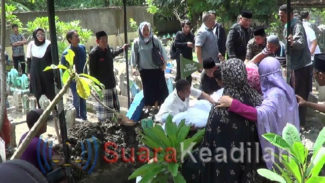 Jenazah Nukman Luthfie di Makamkan di TPU Wismo Praloyo Grabag