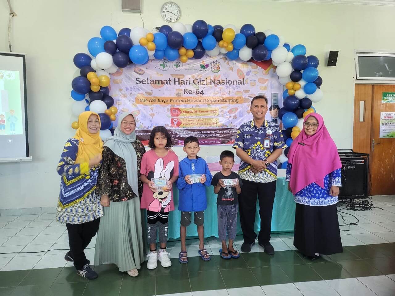 Peringati Hari Gizi Nasional Ke-64, RSUD dr H Soewondo Kendal Bagikan 100 Paket Makanan Bergizi Dan Senam Sehat