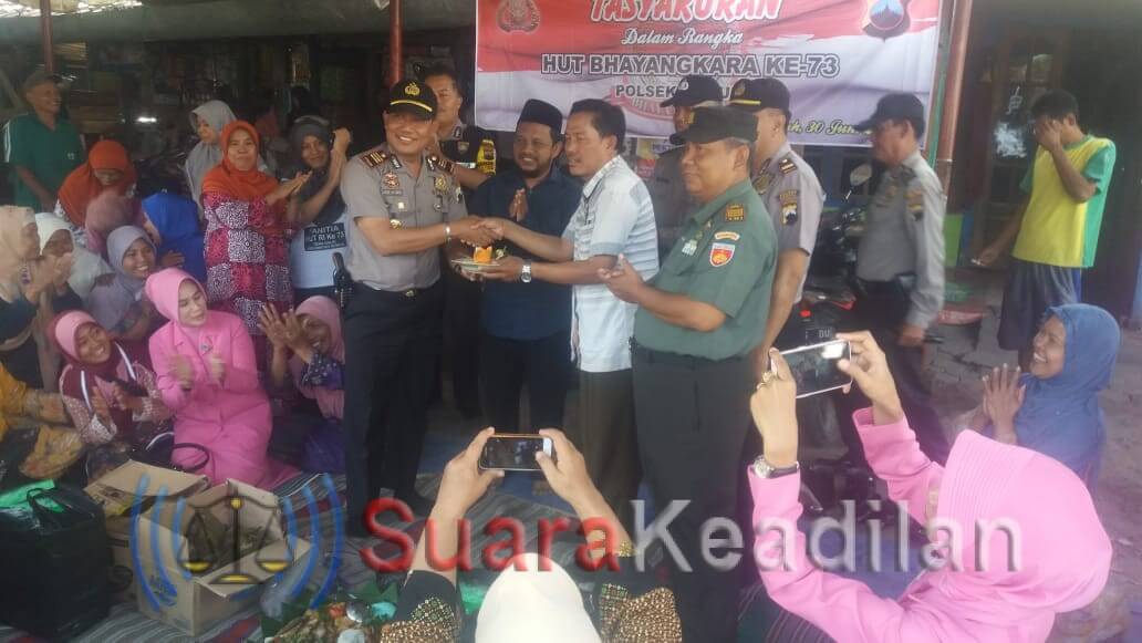 Polsek Pegandon – Gemuh Tumpengan Di Pasar Tradisional, Ajak Masyarakat Sinergi Jaga NKRI