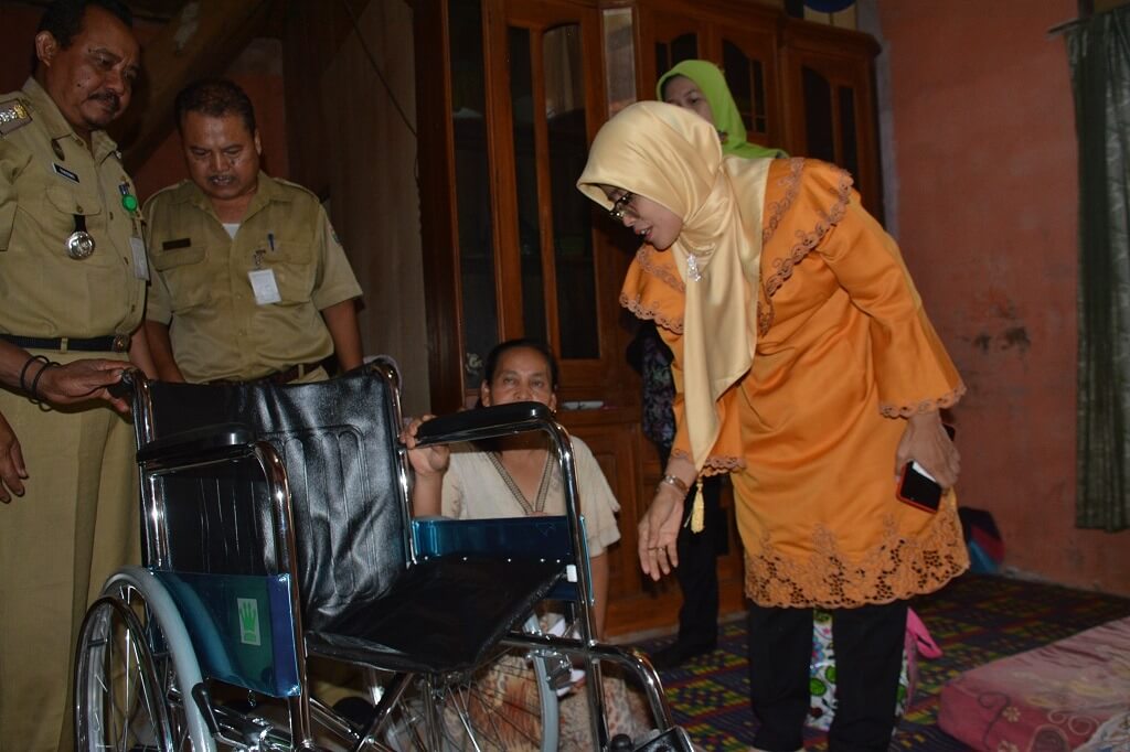 Penyandang Disabilitas Diberi Bantuan Kursi Roda