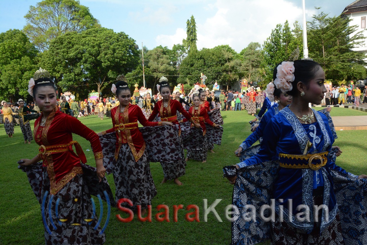 Tari Gringsingan Meriahkan Kirab HUT ke-52 Batang
