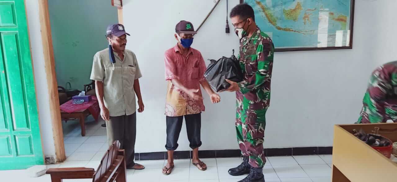 Koramil 11 Kaliwungu Bagikan Sembako Ke Warga Terdampak Covid 19