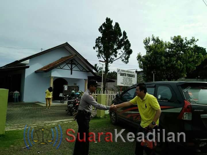 Keakraban personil Sat Binmas Polres Pekalongan dengan Jemaat Gereja