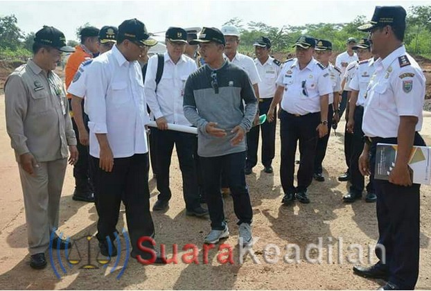 Antisipasi arus balik liburan pergantian tahu  baru, Menhub dan Bupati batang wihaji memantau kondisi exit tol kandeman batang