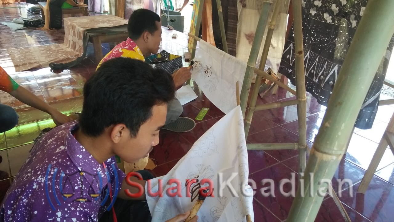 Siswa SLB Mutiara Bangsa Ciptakan Batik Ciprat Bermotif Cengkeh-Kembang Kopi
