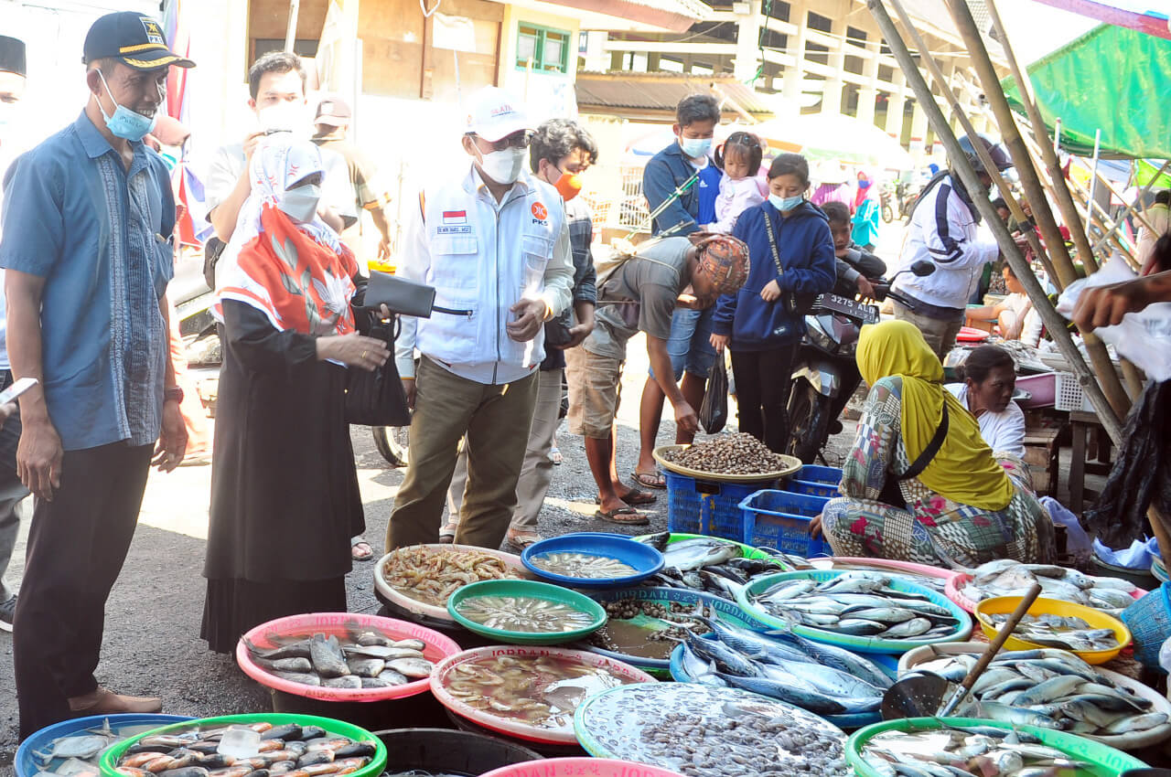 Peringati HNN, PKS Borong Ikan Hinhga Bagi Sembako Untuk Nelayan