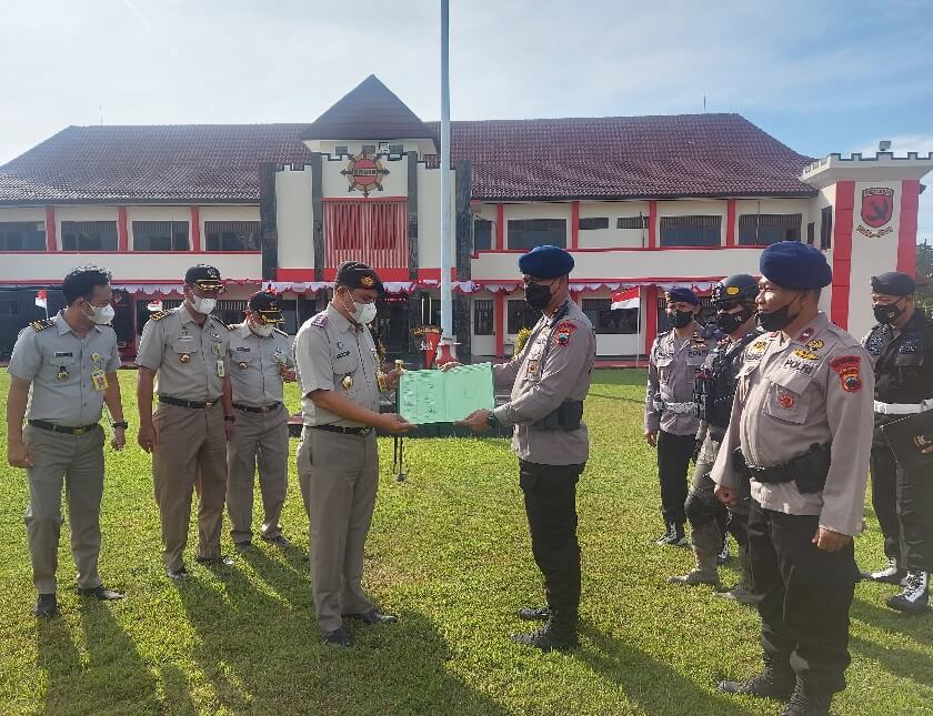 Selesaikan Sengketa Lahan, Kepala Kantor ATR/BPN Kendal Serahkan Sertifikat Ke Brimob