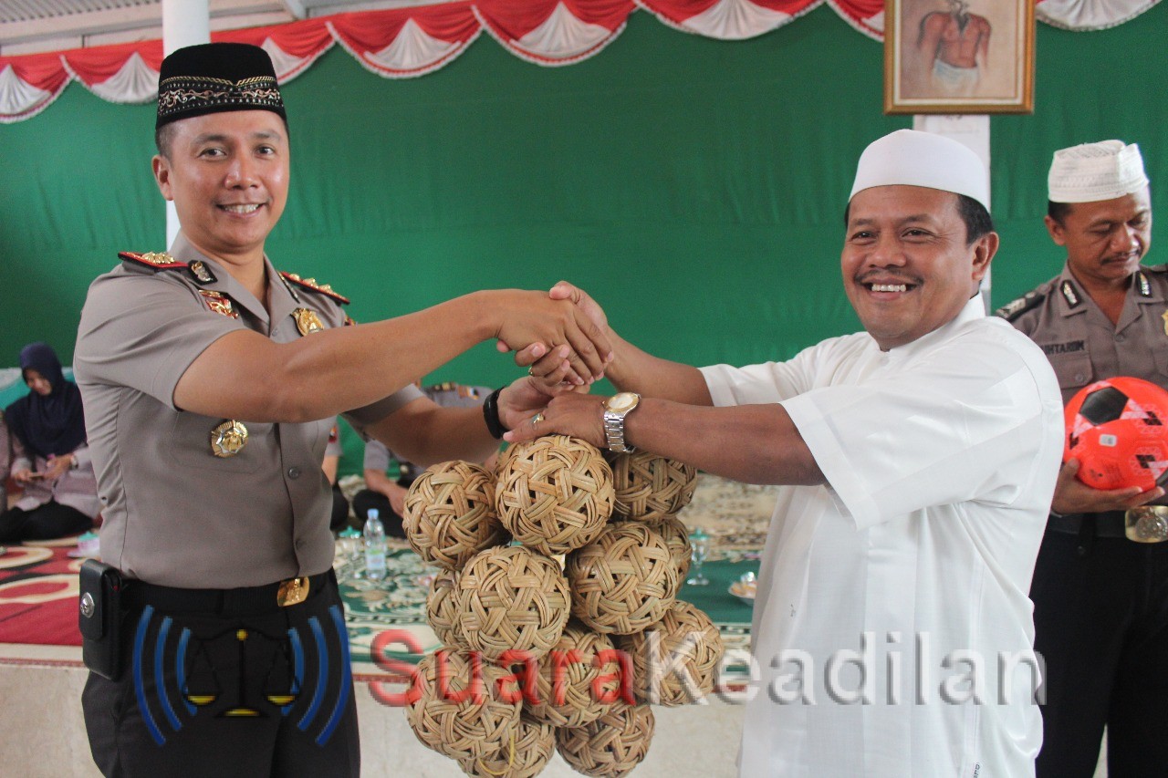 Kapolres Pekalongan Kembali Blusukan Ke Ponpes Untuk Bagikan Bola Dan Cenderamata Kepada Para Santri Yang Berprestasi