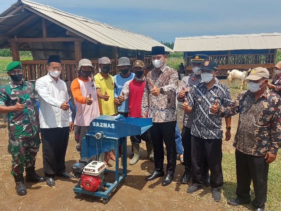 Bangkitkan Geliat Ekonomi Di Tengah Pandemi, Bupati Kendal Bantu Mesin Pencacah Rumput