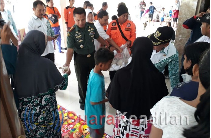 Dandim Pekalongan Bersama Walikota Bagikan Nasi Bungkus ke Korban Banjir