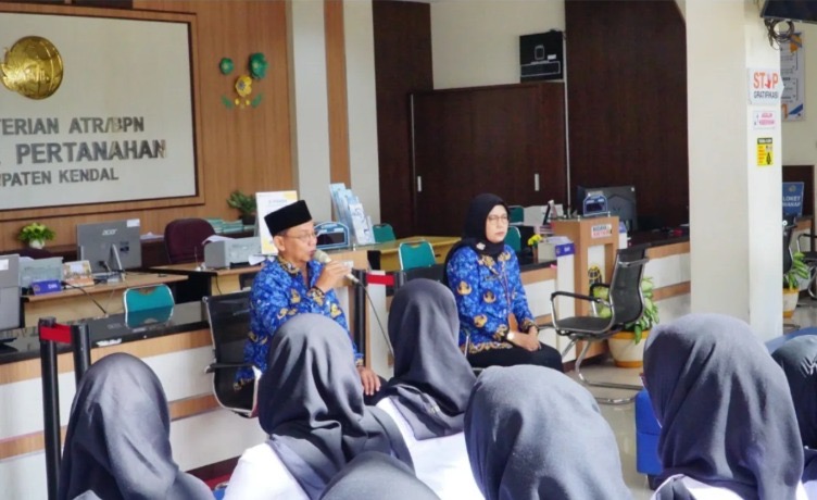 Tingkatkan Performa Layanan Pertanahan Kantah Kendal Selenggarakan Monitoring Dan Evaluasi Petugas Loket