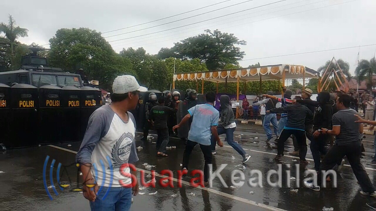 Demontrasi Pilkada Ricuh, Warga Bentrok Dengan Polisi