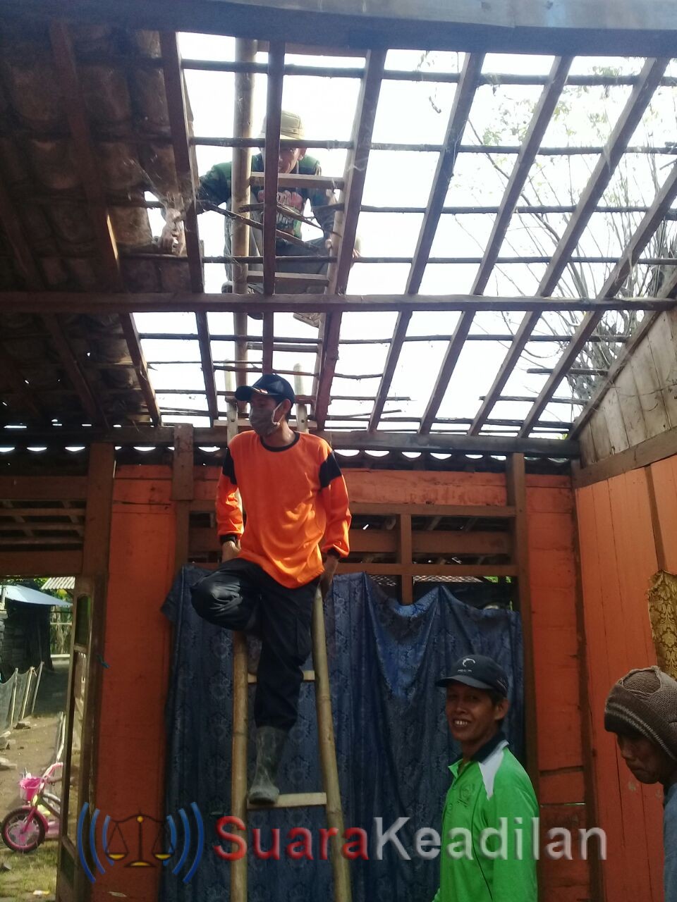 Kayu Lapuk, Rumah Janda Roboh