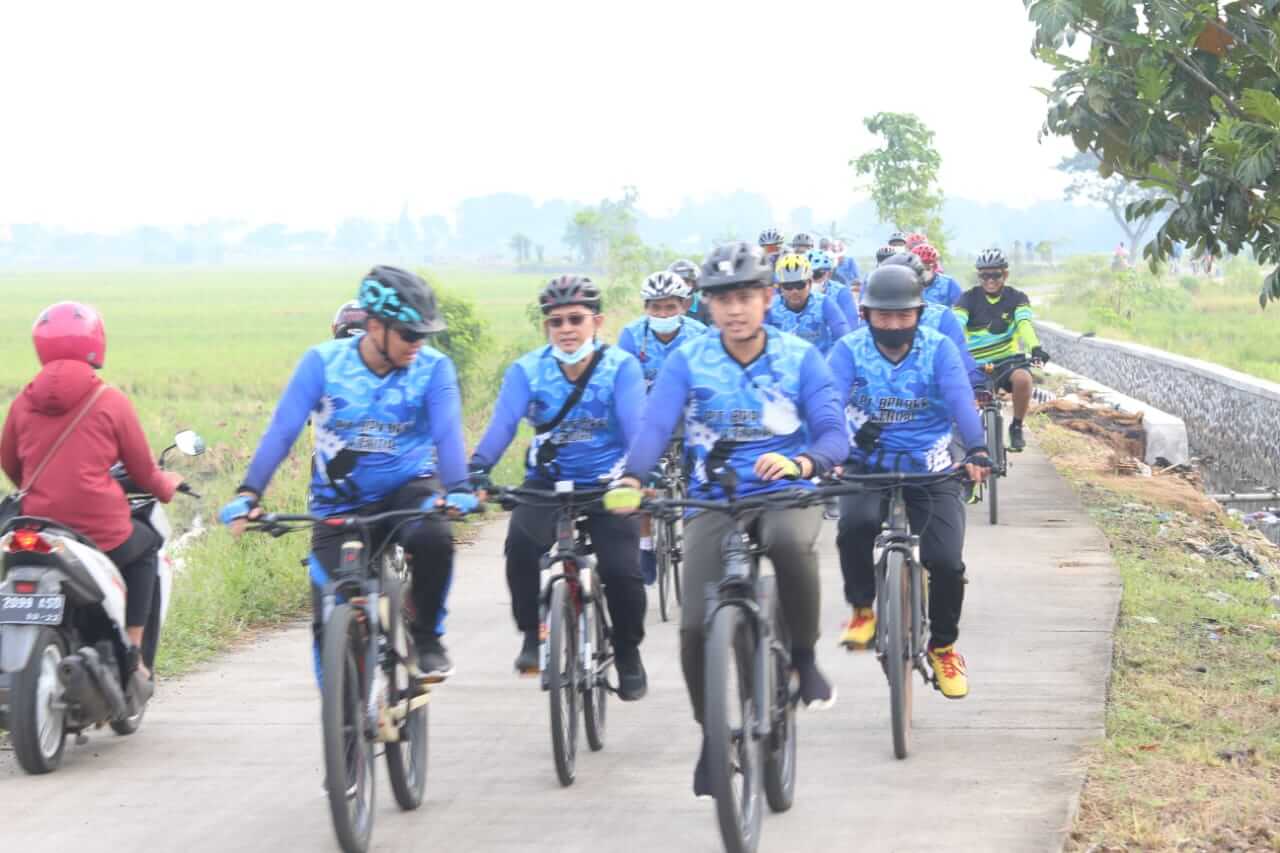 Meriahkan HUT Ke-14 Merger, BPR BKK Kendal, Gowes Sambil Baksos