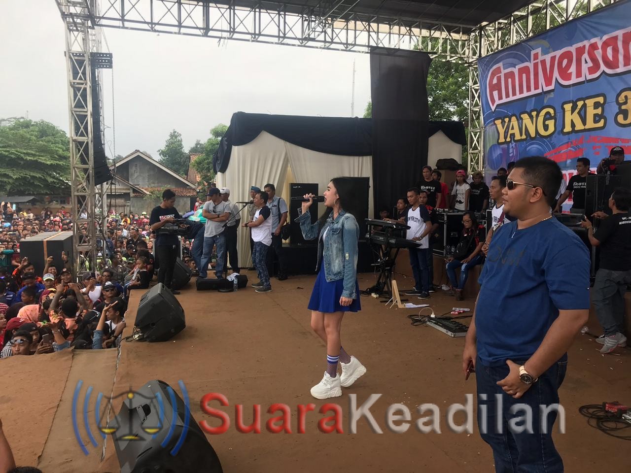 Nella Kharisma Hipnotis 20 Ribu Penggemarnya Di Meteseh