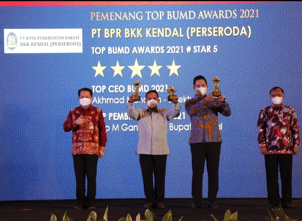 Bupati Kendal Terima Penghargaan Top Pembina BUMD 2021