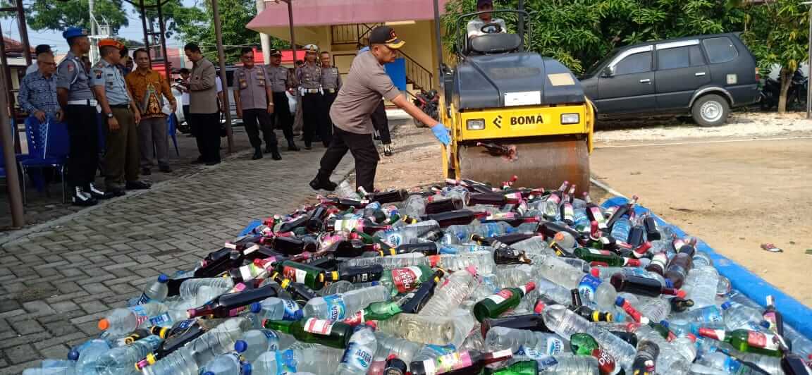 Jelang Nataru, Ribuan Botol Minuman Keras Dimusnahkan