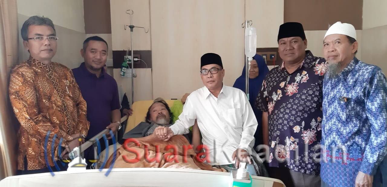 Besuk Ketua PDM, Ketua PCNU Kendal Doakan KH Muslim Rahmadi Cepat Sembuh