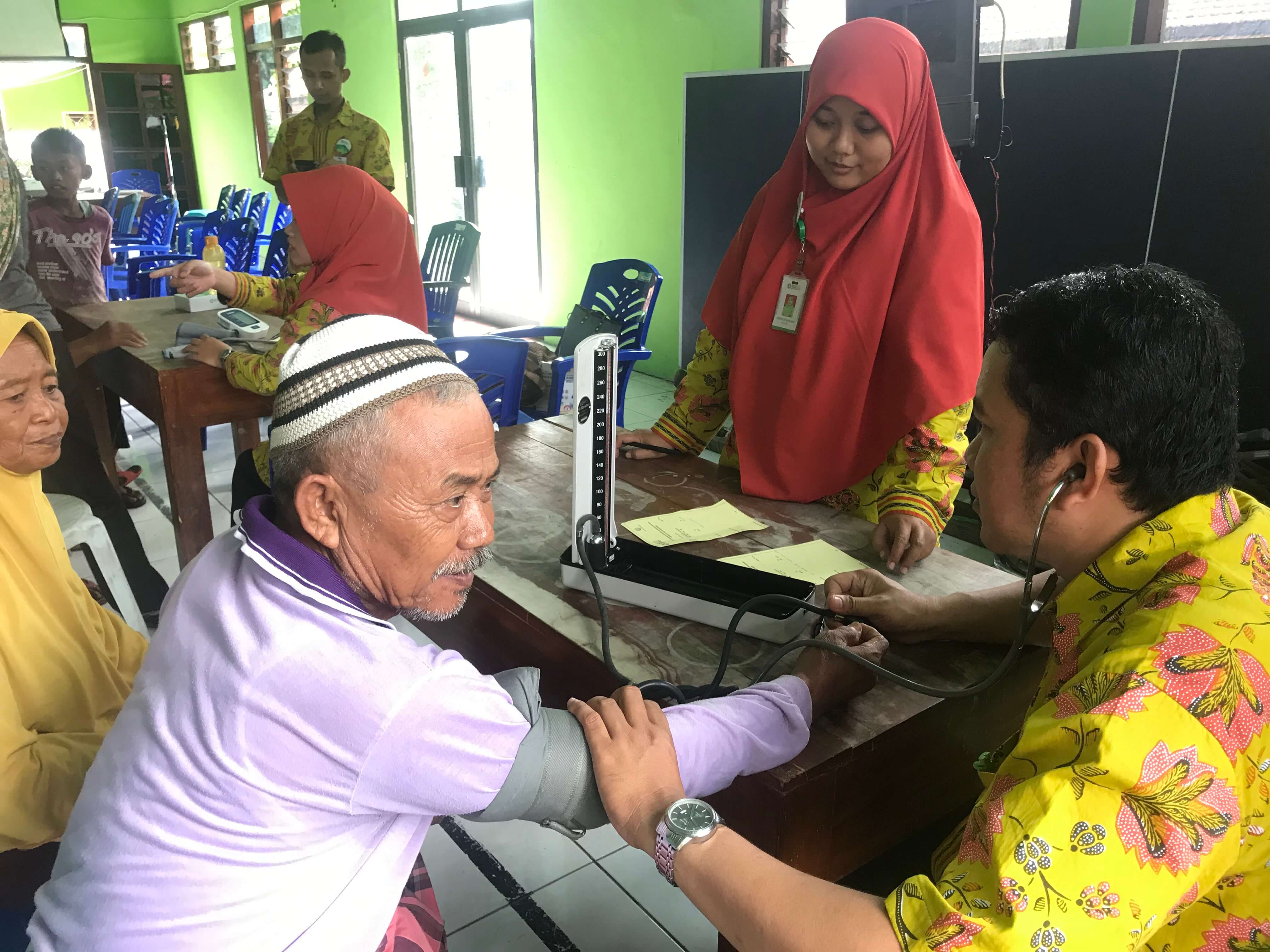 CSR PT APF Gelar Pengobatan Gratis, Dokter Datangi Warga Sakit