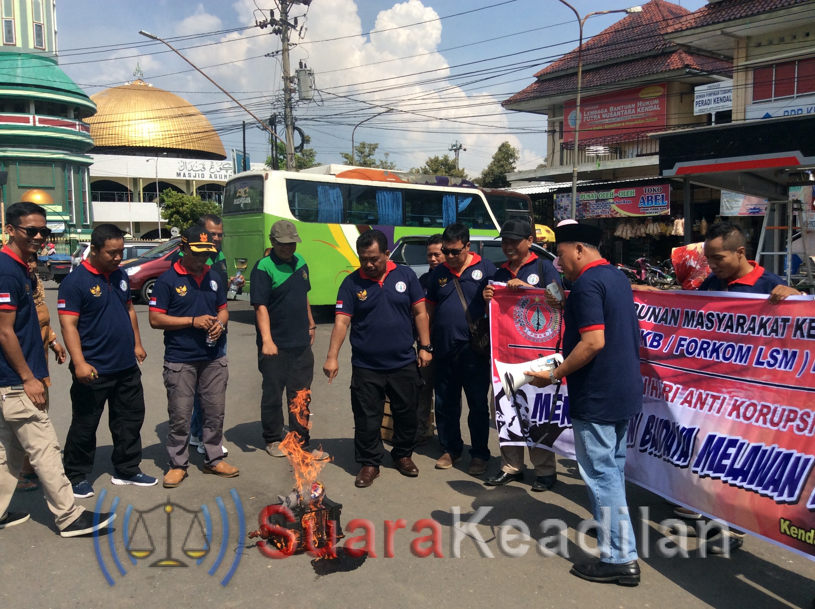 Peringati Hari Anti Korupsi SE-Dunia, Forkom LSM Bakar Miniatur Tikus dan Sarangnya
