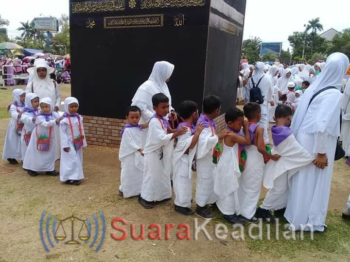 1900 Siswa TK Muslimat NU Praktik Manasik Haji