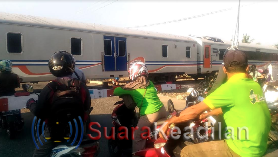 KA Kaligung Mogok, Tutup Jalan Di Perlintasan Desa Sarirejo