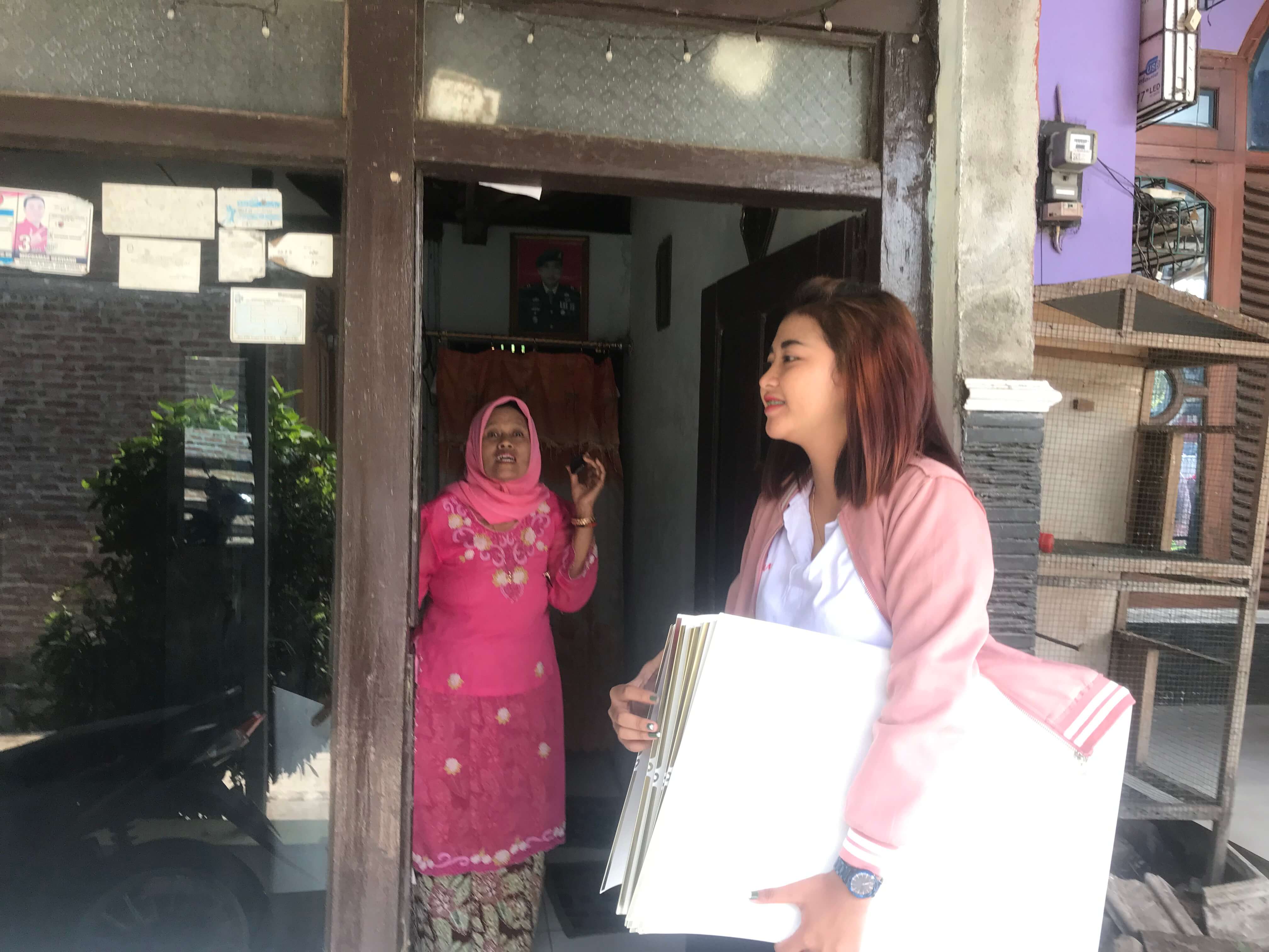 Tim Relawan Falah Blusukan Kampung Bagikan Kalender, Disambut Antusias Masyarakat