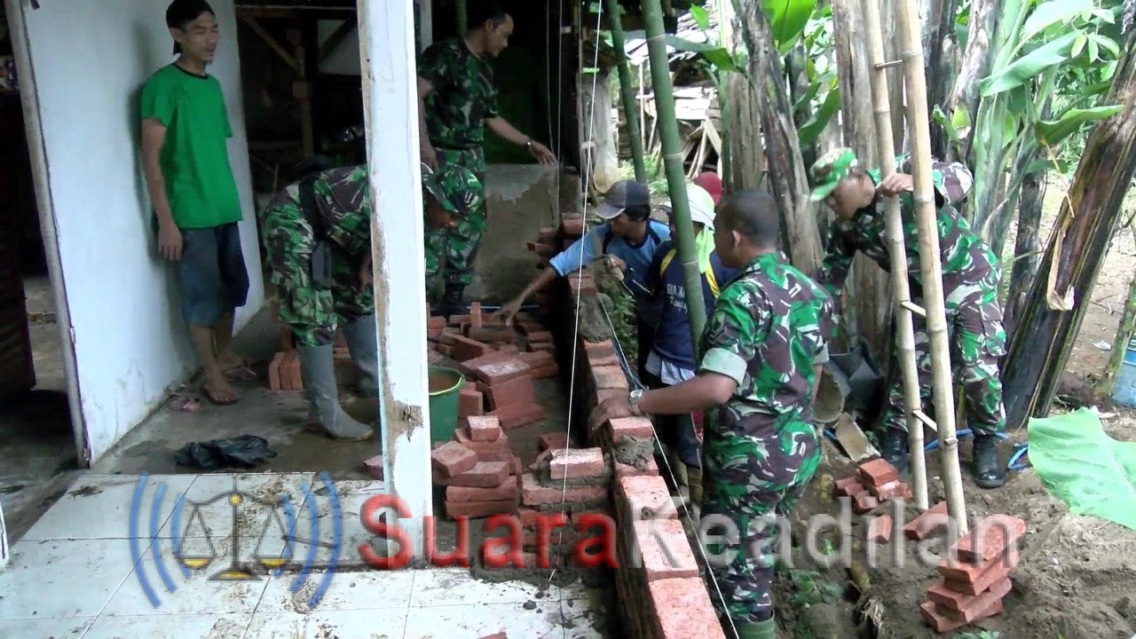 TNI dan Warga Gotong Royong Perbaiki Puluhan Rumah Tak Layak Huni
