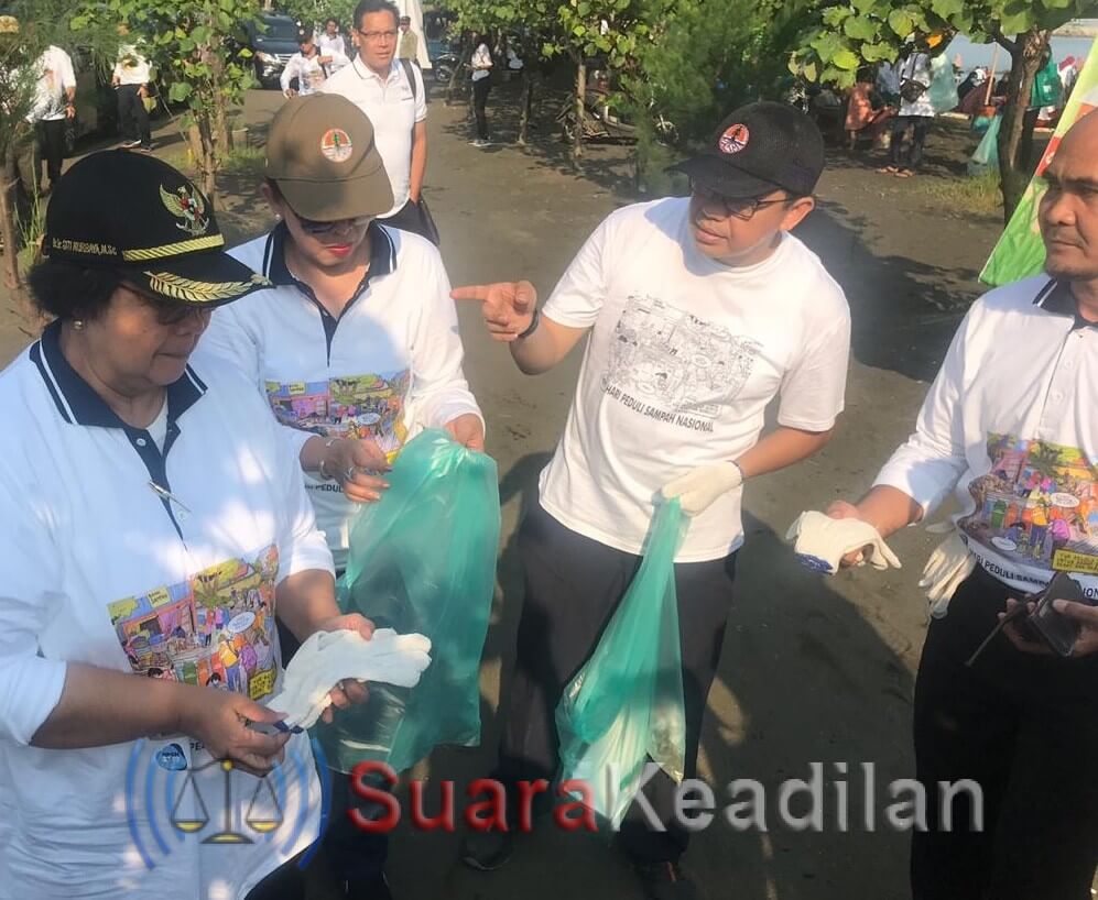 Menteri LHK Bersama Masyarakat, Kumpulkan 100 Kg Sampah Di Pantai Sendang Sikucing