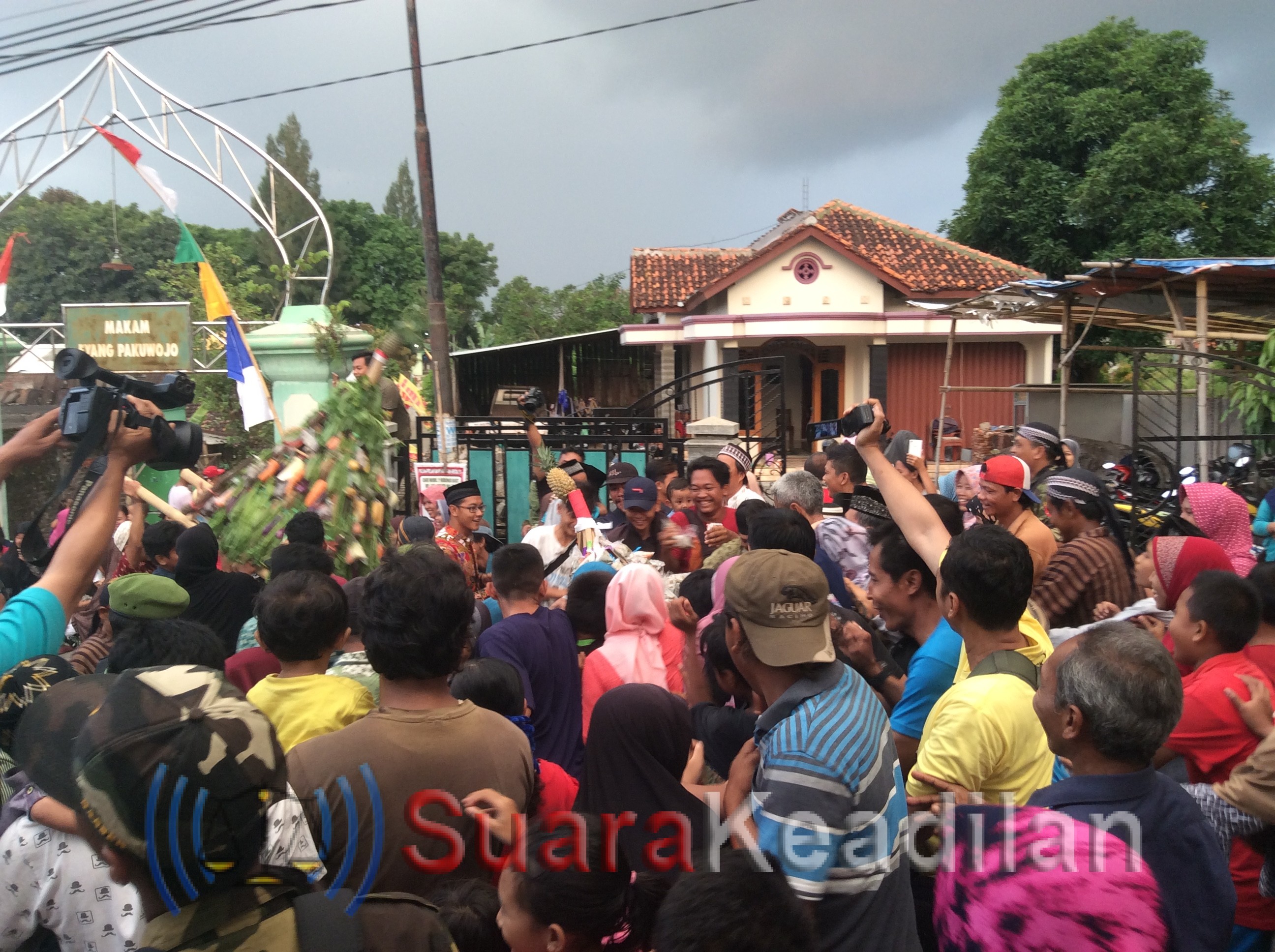 Warga Berebut Gunungan Sumpil, Tradisi Kutoharjo Menyambut Bulan Ramadhan