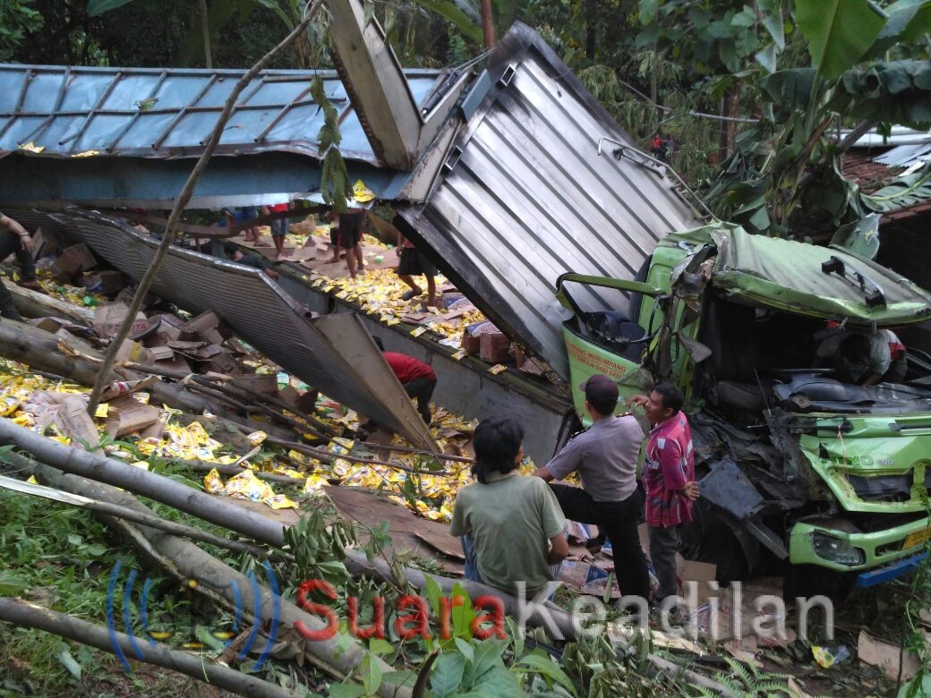 Rem Blong, Truk Sembako Masuk Jurang Alas Roban