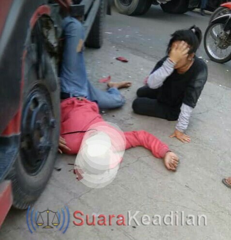 Diduga Mabuk Sepasang Remaja Tabrak Dum Truk