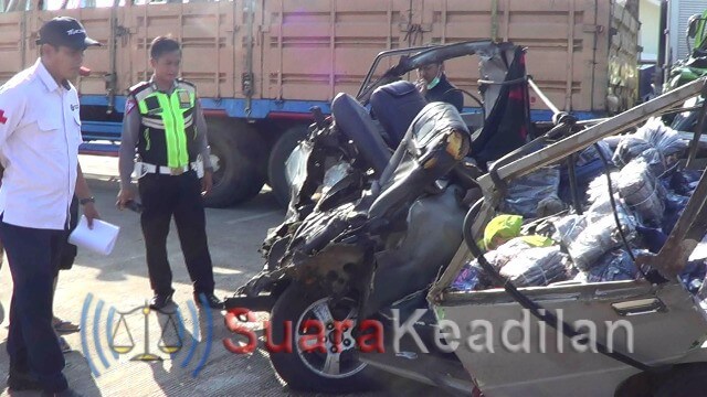 Travel Sarat pejumpang Tabrak Truk, Satu Penumpang Tewas Dua Ktitis