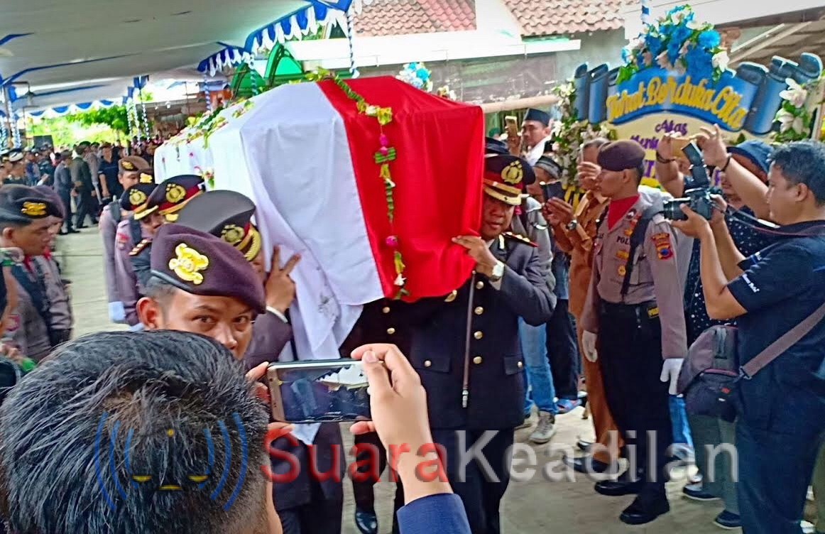Ratusan Pelayat Antar Almarhum AKBP Mito Ke Pemakaman