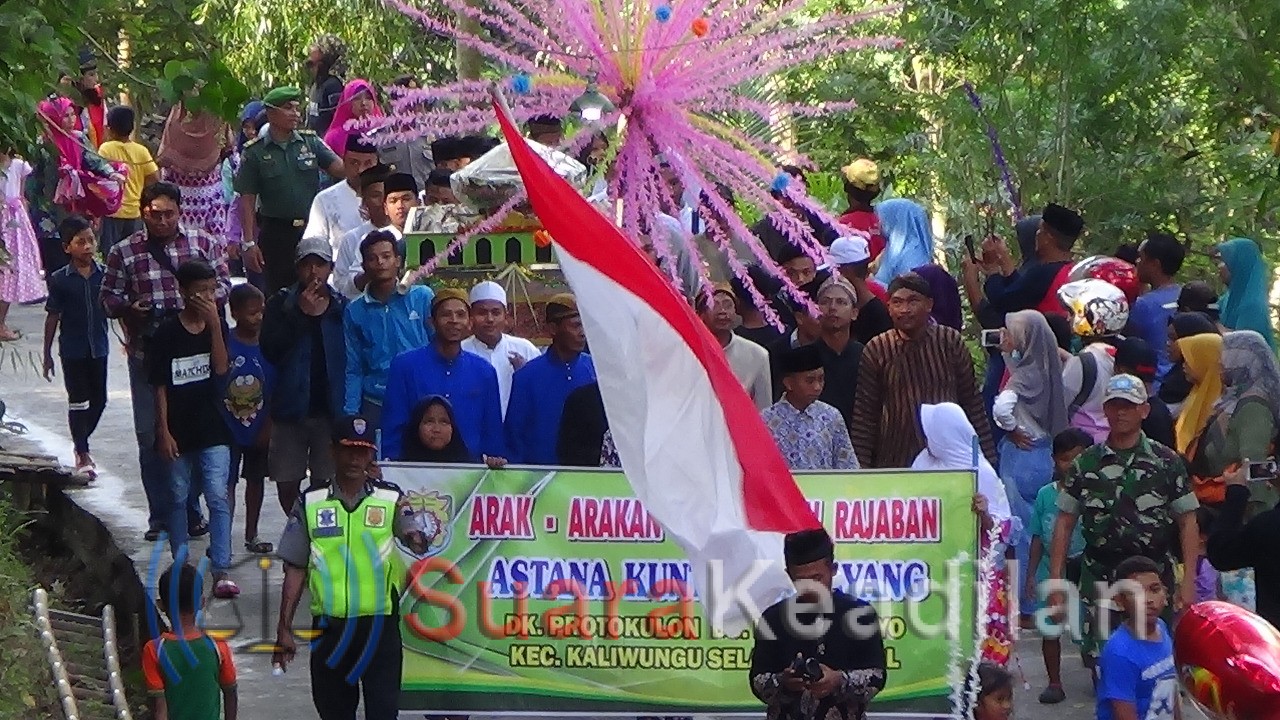 Ribuan Warga Berebut Gunungan Hasil Bumi Kuntul Nglayang
