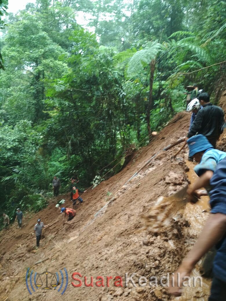 Tiga Warga Diduga Tertimbun Longsor Bukit Paninggaran