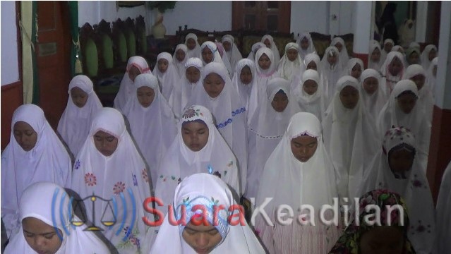 Ribuan santri TPI AL Hidayah Limpung sambut super blue blood moon dengan sholat khusuf berjamaah.