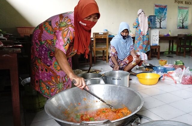Dapur Umum Karangsari Bagikan 600 Nasi Bungkus Selama 14 Hari