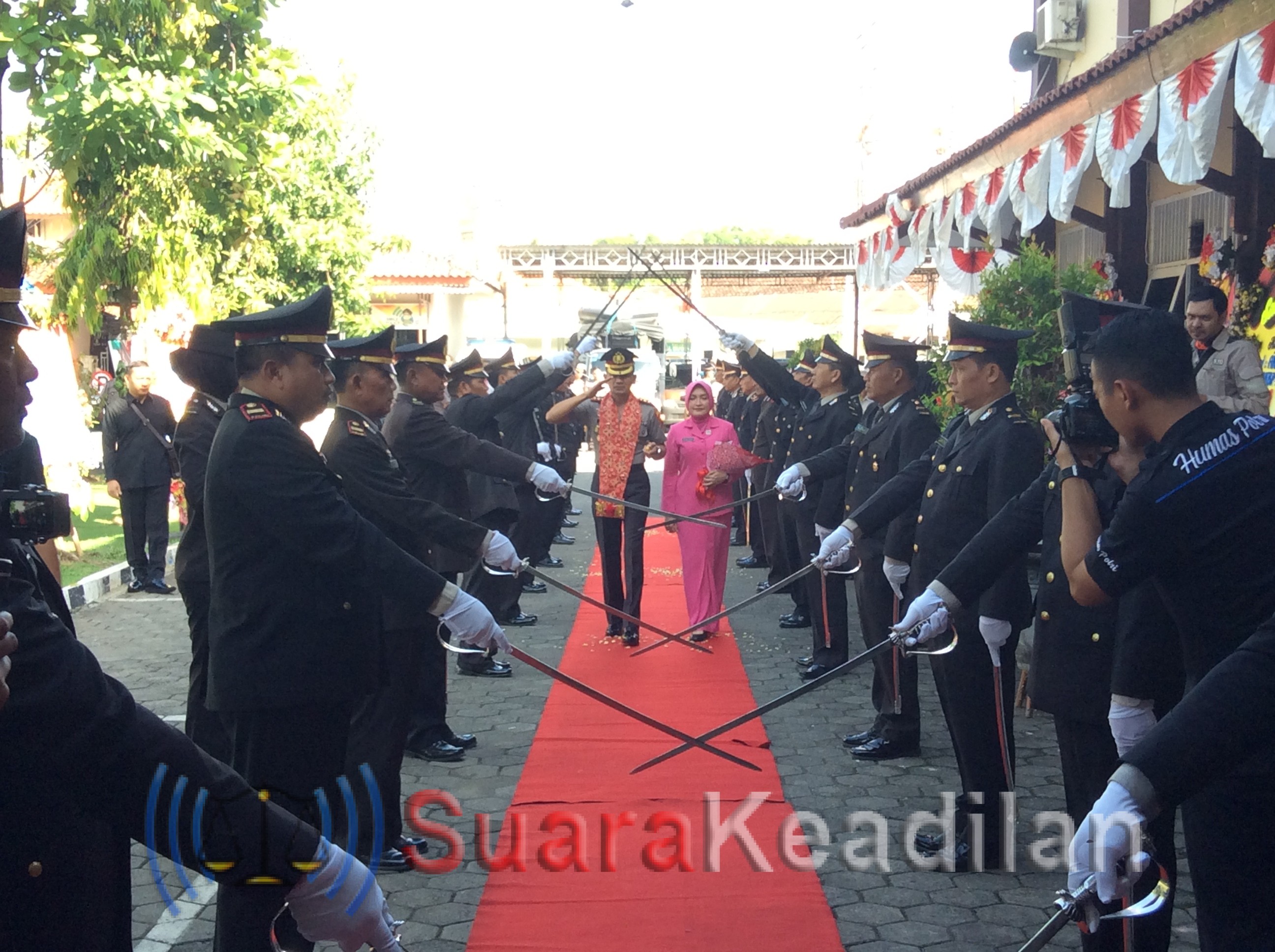 Tradisi Pedang Pora Sambut Kapolres Kendal Baru