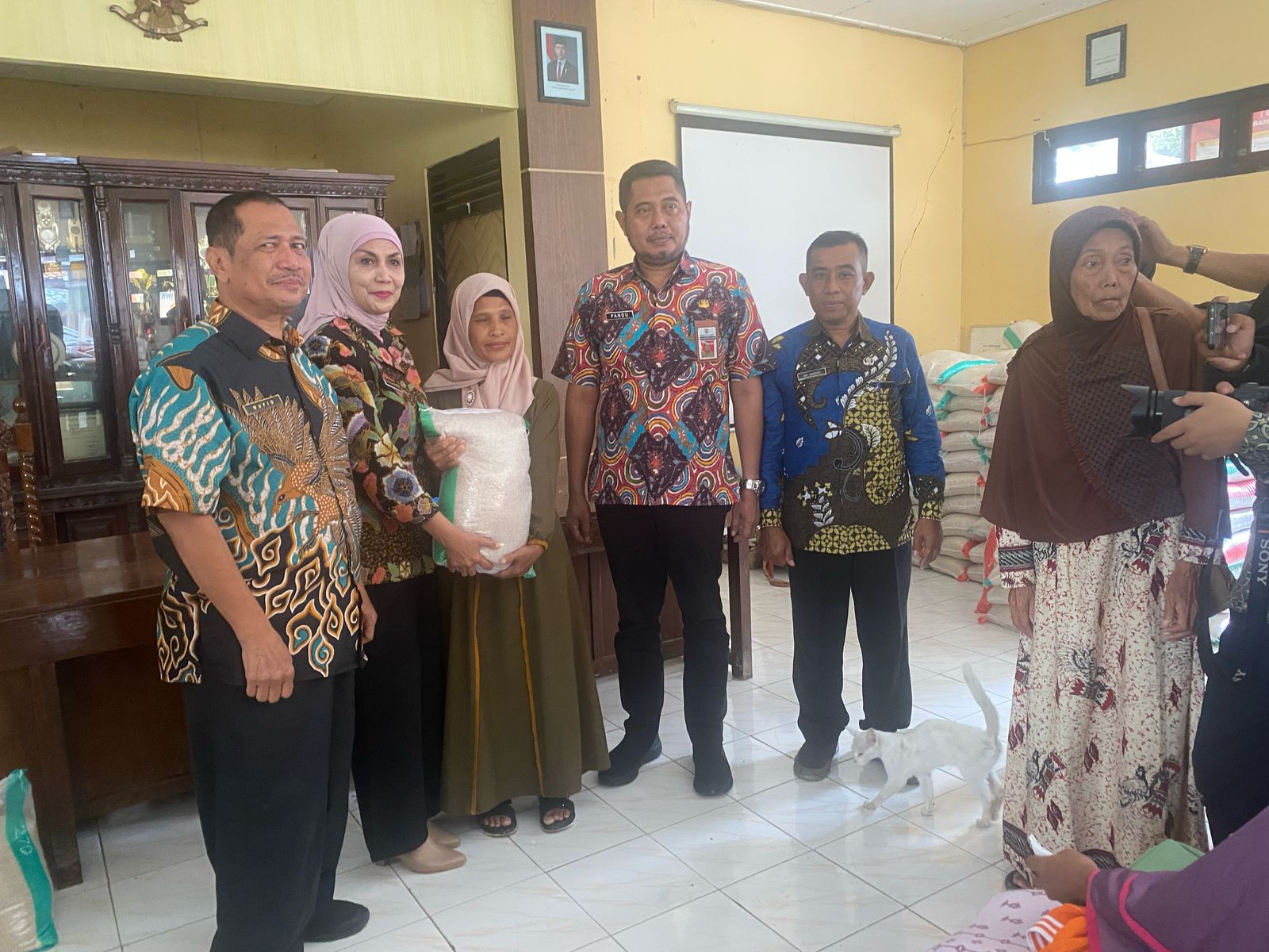 Serahkan Bantuan Beras, Bupati Tika Himbau Masyarakat Tidak Buang Sampah Sembarangan