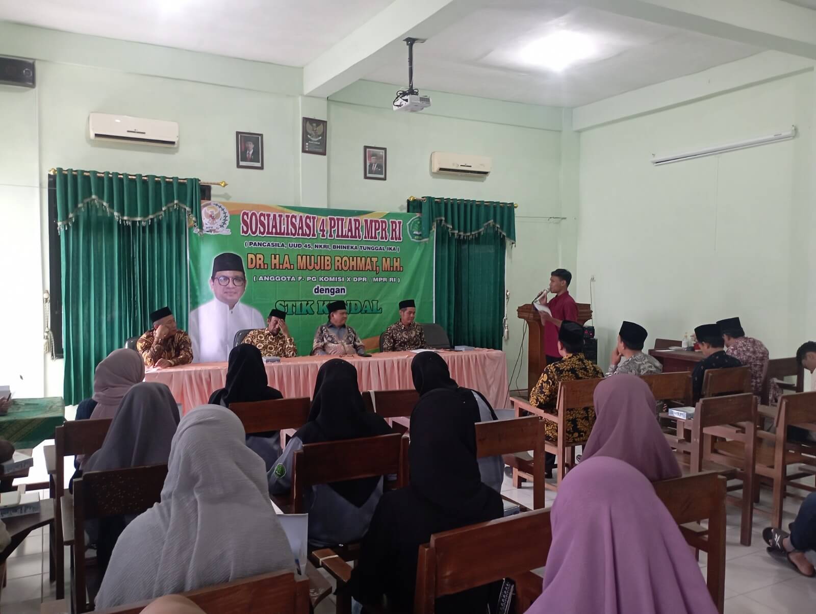 Pesan Mujib Rohmat Bagi Mahasiswa STIK Kendal: Jaga Persatuan Bangsa 