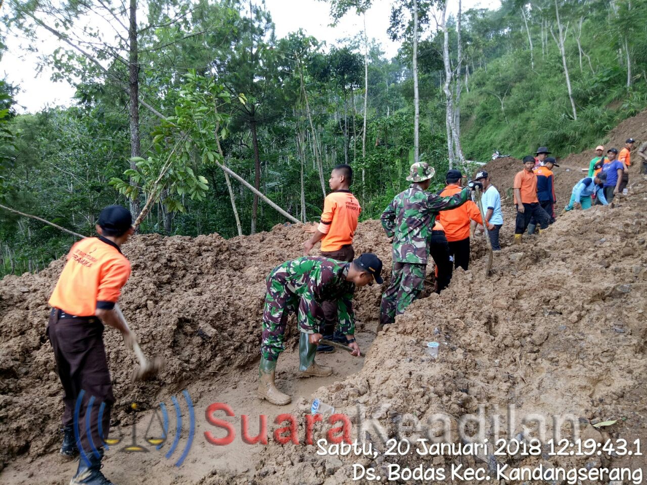 Pasca Bencana, TNI, Polri, BPBD dan Masyarakat Kerja Bhakti Buka Akses Jalan Yang Tertutup Lonsor