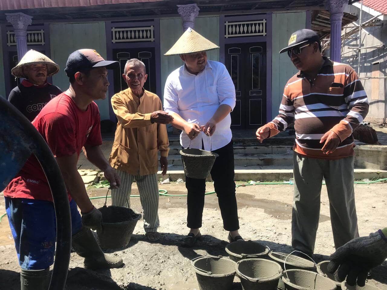 Kerja Bakti Cor Mushala, Bacabup Falah Berjibaku Dengan Material Cor