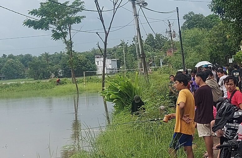 Banjir Bawa Berkah,  Warga Babadan Mancing Dapat Aneka Jenis Ikan