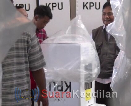 Antisipasi Rusak Kehujanan, Kotak Suara Dibungkus Plastik