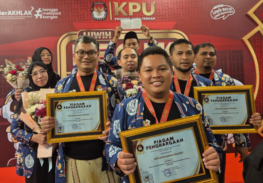 KPU Kendal Sabet 3 Penghargaan Mulai Pengadaan,  Sirekap Hingga Penyelenggaraan Pilkada